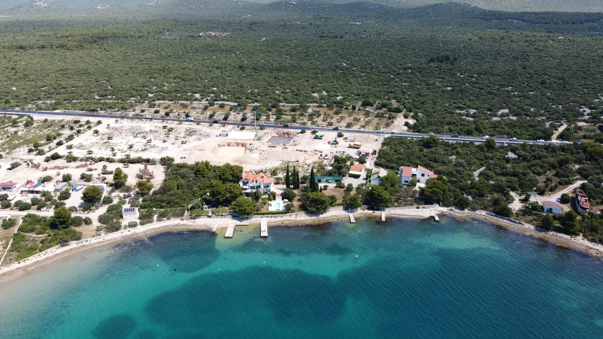 Zračni snimak gradilišta Punta 7 uz obalu u Pirovcu
